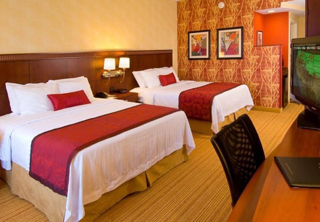 Готель Courtyard Lancaster Fertility Екстер'єр фото