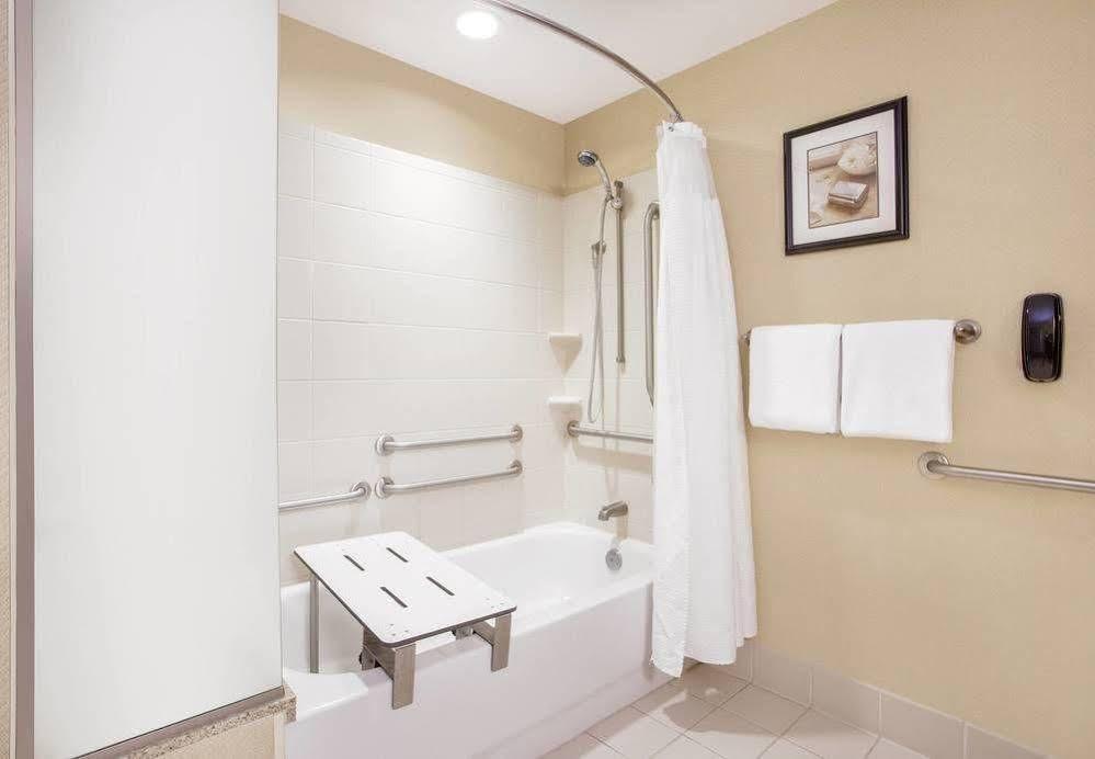 Готель Courtyard Lancaster Fertility Екстер'єр фото