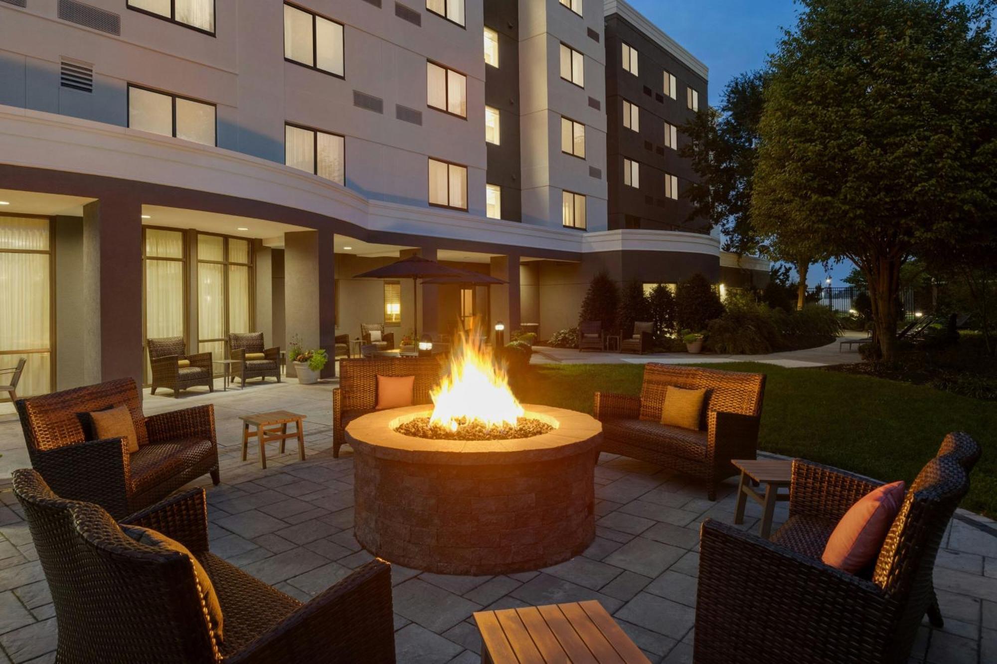 Готель Courtyard Lancaster Fertility Екстер'єр фото